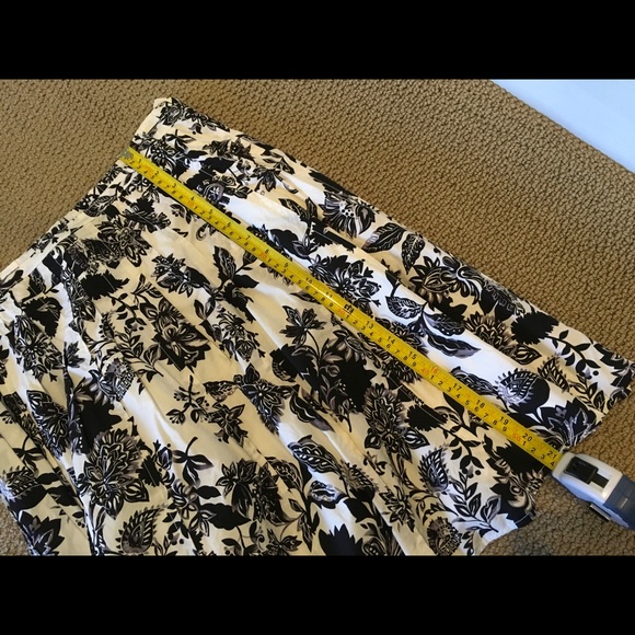 Talbots Black & White Floral Skirt-Sz 8-14” waist - Picture 5 of 5